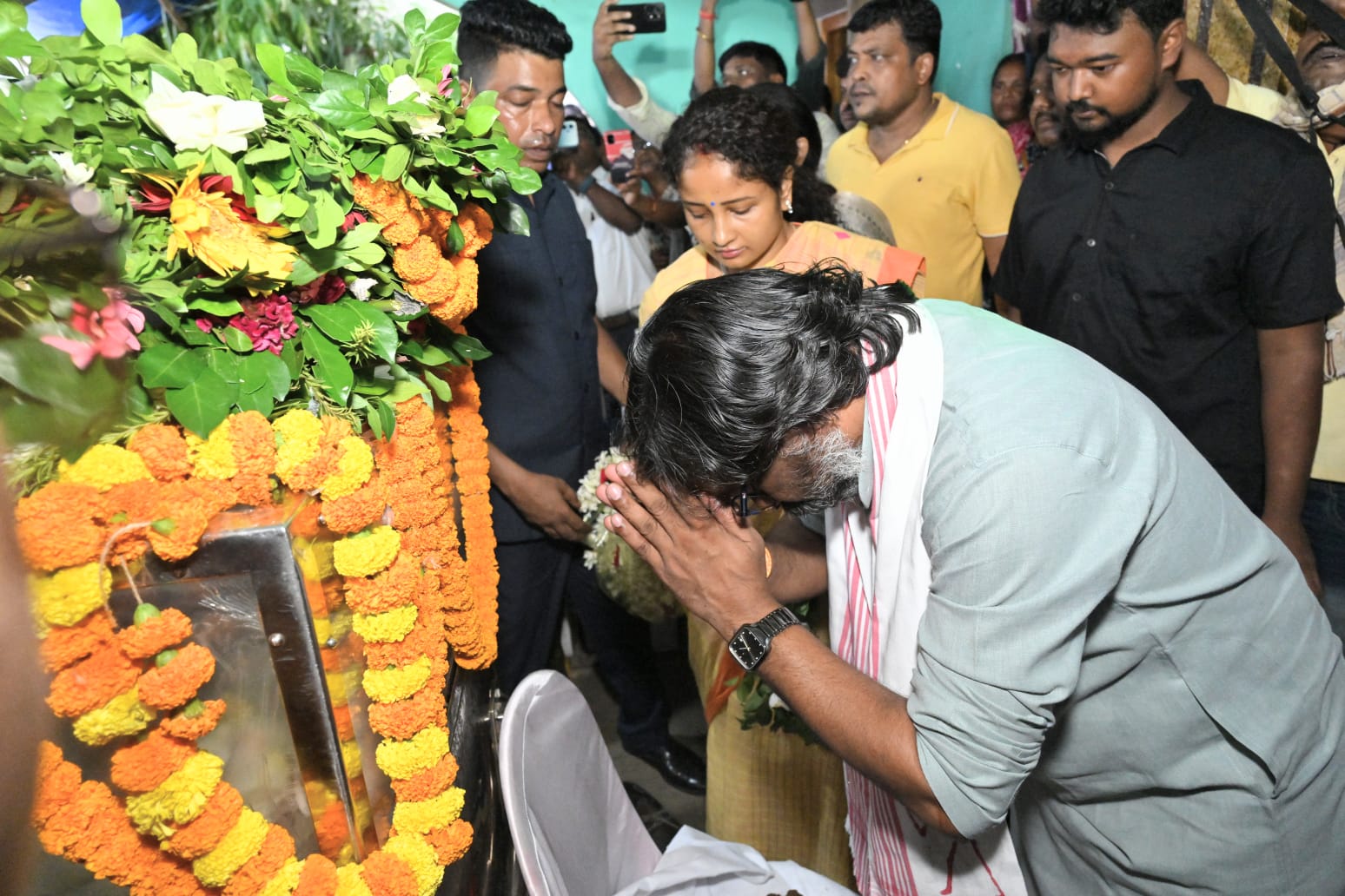 पत्नी कल्पना संग सीएम हेमंत सोरेन पहुंचे दुमका, विधायक प्रो स्टीफन मरांडी की पत्नी के पार्थिव शरीर पर अर्पित किया श्रद्धा सुमन