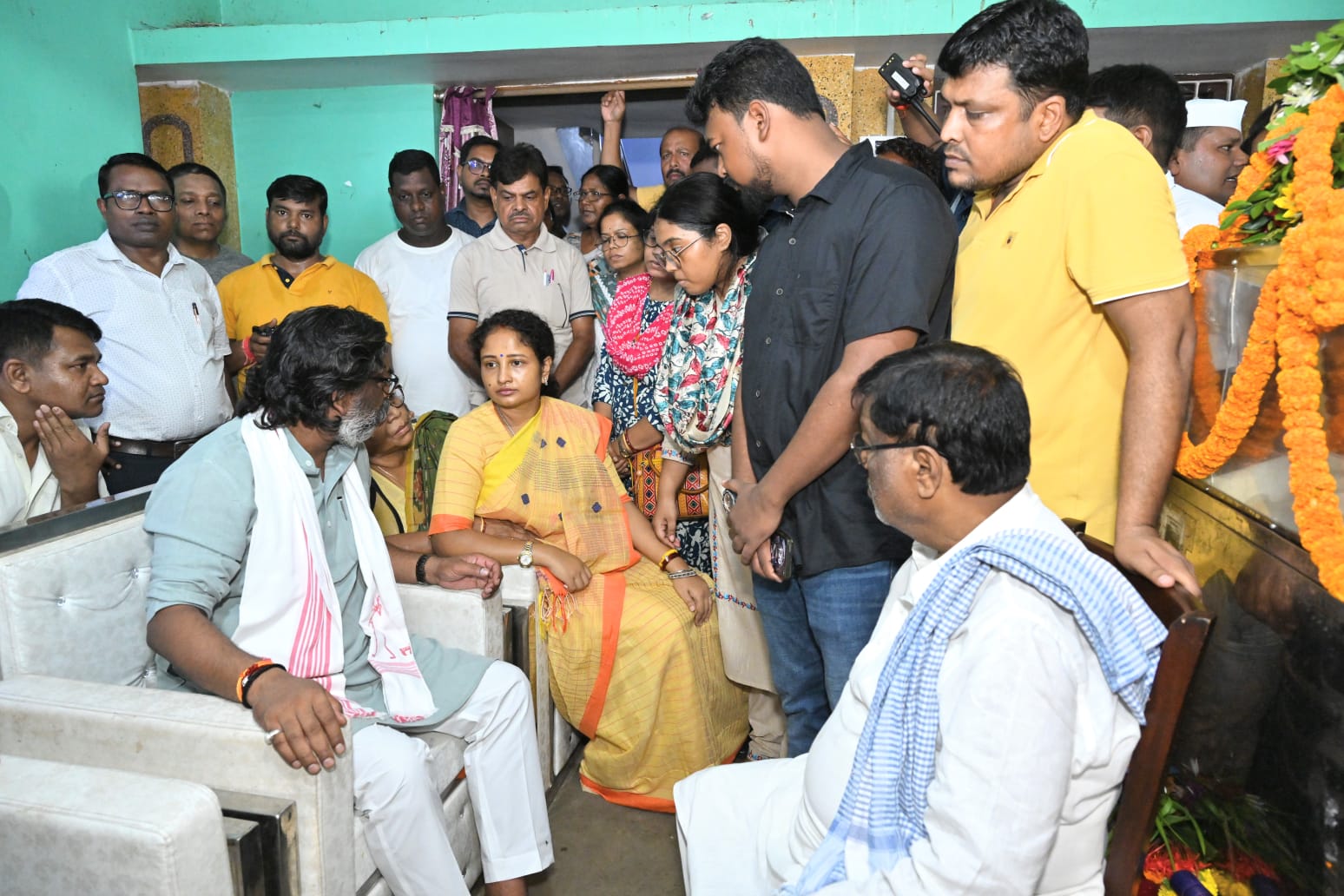 विधानसभा की कार्यवाही में नहीं शामिल हुए सीएम, स्टीफन मरांडी की पत्नी और इरफान अंसारी की मां के अंतिम यात्रा में हुए शामिल