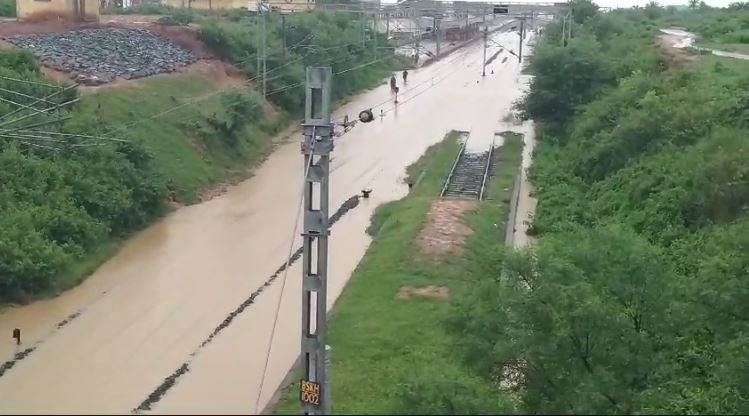 बासुकीनाथ रेलवे स्टेशन की पटरी हुई जलमग्न, कई ट्रेनों को किया गया रद्द, कांवरियों को हो रही परेशानी