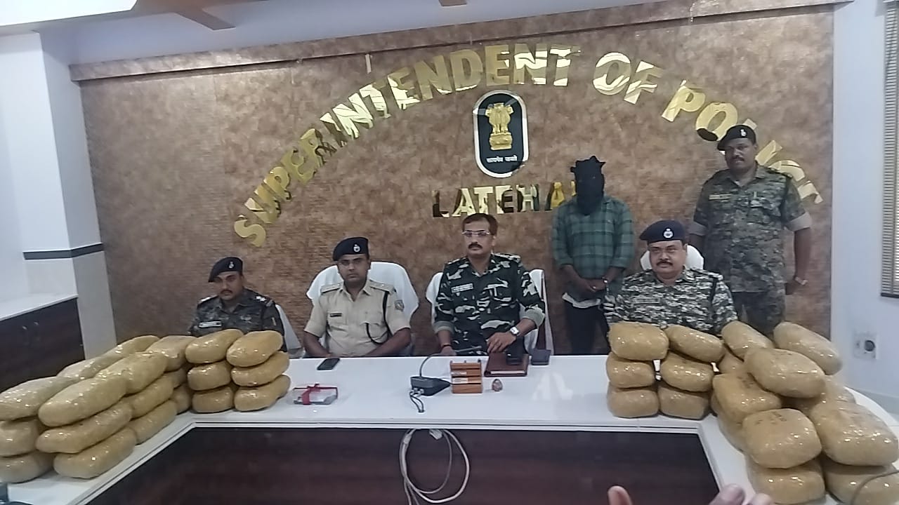 लातेहार: नशा तस्करों पर पुलिस का शिकंजा, 45 KG गांजा के साथ उत्तराखंड का तस्कर धराया