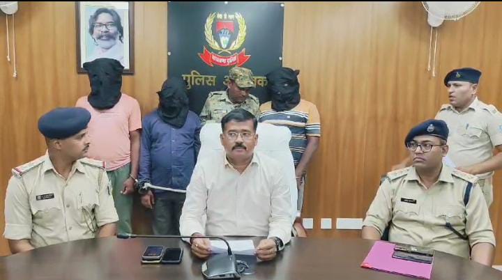 Garhwa: लाखों की सरकारी दवा नाली में फेंके जाने के मामले का खुलासा,पुलिस ने शिक्षा विभाग के कंप्यूटर ऑपरेटर सहित तीन को दबोचा