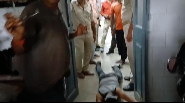 नशे में धुत डॉक्टर की शर्मनाक हरकत! आर्मी में सेवा दे चुके चिकित्सा प्रभारी के साथ की मारपीट, पढ़ें फिर पुलिस ने क्या किया