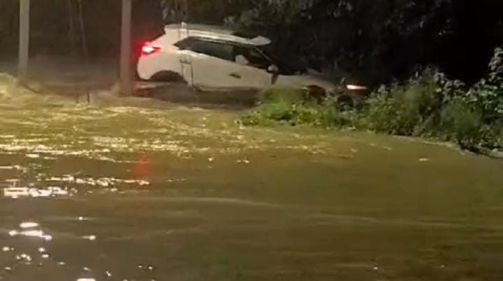 लापरवाही का  खतरनाक नतीजा! नदी की बहती लहरों को चुनौती देना कार चालक को पड़ा भारी, देखते ही देखते कार सहित पानी में समाया युवक