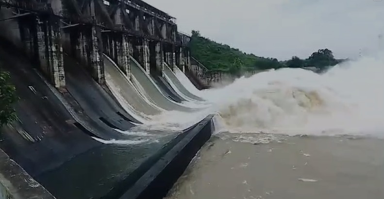 झारखंड में भारी बारिश, तेनुघाट घाट डैम के खोले गए चार रेडियल गेट, 30000 क्यूसेक पानी का हो रहा बहाव
