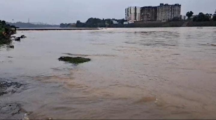Jamshedpur:लगातार बारिश से उफान पर स्वर्णरेखा! चांडिल डैम के दो गेट खोलने से बाढ़ का खतरा बढ़ा, जिला प्रशासन अलर्ट