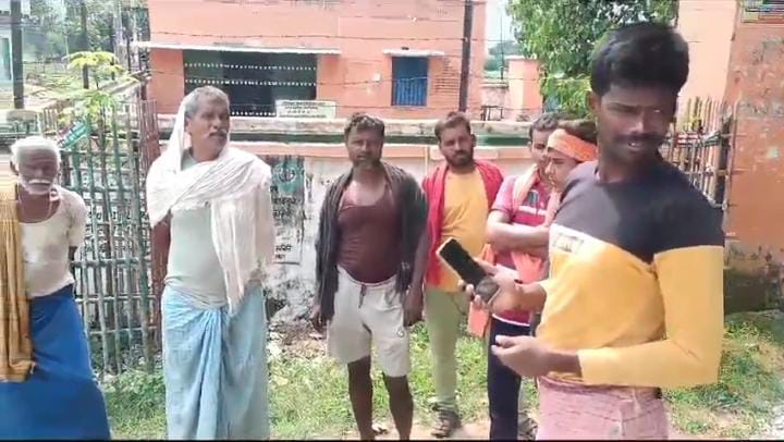 बिहार का ऐसा गांव जहां आजादी के बाद से नहीं आया मोबाईल नेटवर्क! गांव से कई किलो मिटर दूर जाने पर भी नहीं होती है फोन से बात