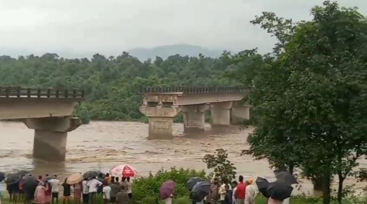 बोकारो में तबाही मचा रही बारिश! पानी के तेज बहाव में पुल समेत बहा एक व्यक्ति, पढ़ें फिर ग्रामीणों ने क्या किया
