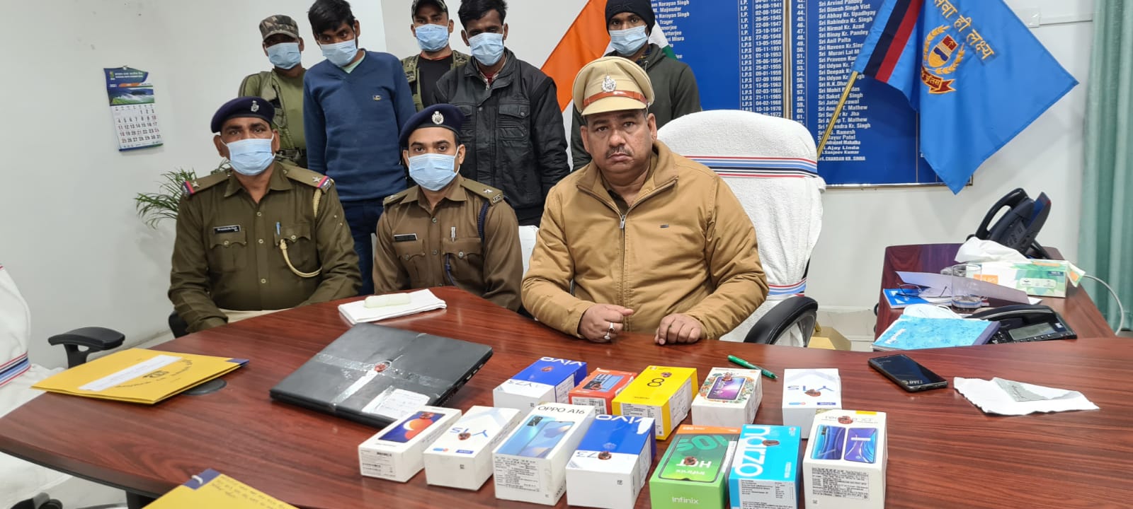 मोबाइल शॉप में चोरी, सामान के साथ तीन धराए