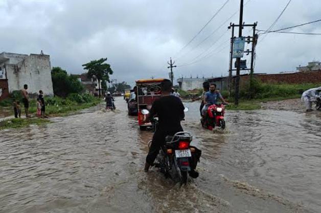 Weather Alert:लगातार बारिश से सराबोर हुआ झारखंड!तालाब में तब्दील हुई रांची की सड़के,आज इन जिलों में भारी बारिश का रेड अलर्ट