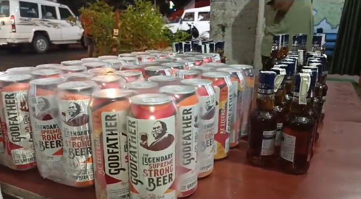 Dumka News: बासुकीनाथ बस पड़ाव में चाय दुकान की आड़ में बेची जा रही थी विदेशी शराब, एक गिरफ्तार