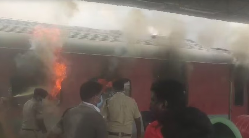 BIG BREAKING:कोरबा एक्सप्रेस के 3 बोगियों में लगी भीषण आग, यात्रियों के बीच मची अफरातफरी