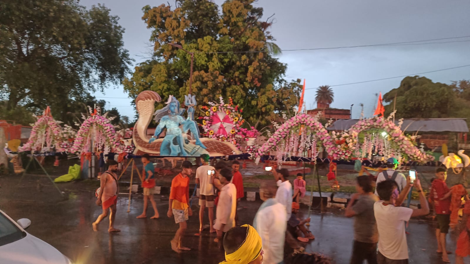 5 हजार कांवरियों के साथ पड़ाव संघ की कांवर यात्रा हंसडीहा से हुई रवाना, 61 व 41 फ़ीट का कांवर बना आकर्षण का केंद्र