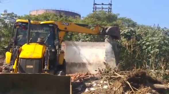 अतिक्रमण पर चला रेलवे का बुलडोजर, बढ़ेगी ट्रेन की रफ्तार