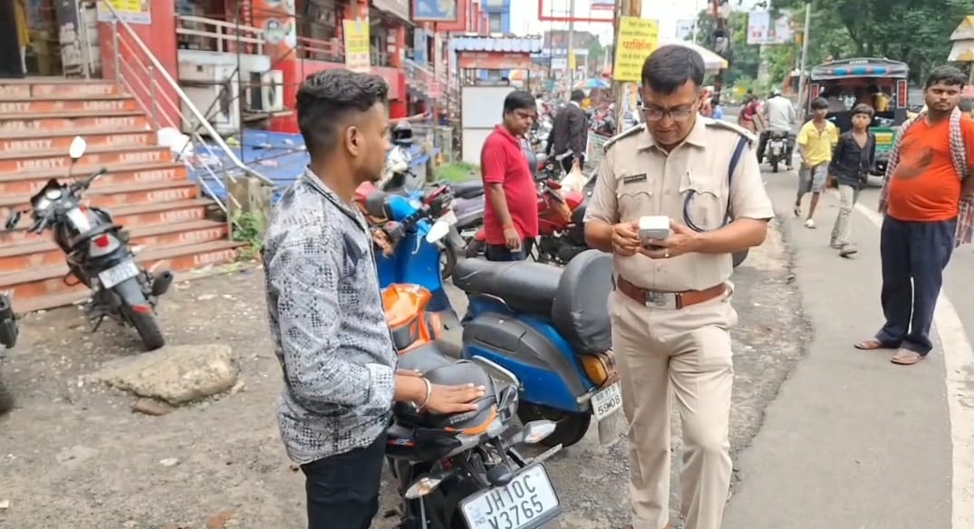 धनबाद की ट्रैफिक पुलिस निकलती है सड़क पर तो पढ़िए कैसे हो जाती लखपति !