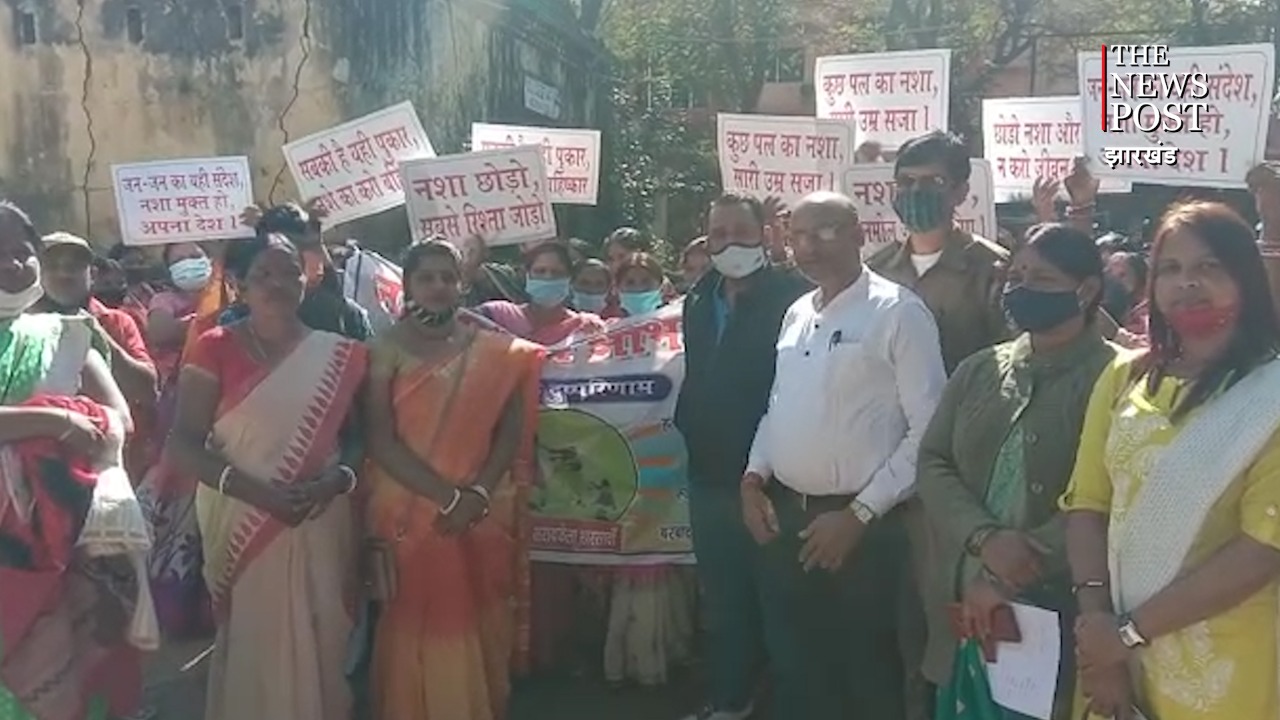 बैनर-पोस्टर के साथ महिलाओं ने निकाली जुलूस, कहा-नशा का कारोबार बंद करो