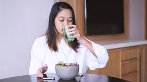 खाना खाने के तुरंत बाद पानी पीना क्यों माना जाता है जहर, पेट की कई समस्याओं का यह बन सकता है कारण