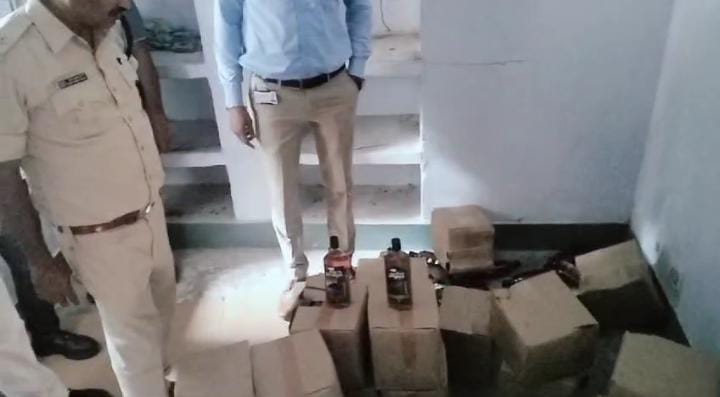 जमशेदपुर: अवैध शराब कारोबार के खिलाफ प्रशासन की बड़ी कार्रवाई, बंद फ्लैट से भारी मात्रा में शराब बरामद, जांच में जुटी पुलिस