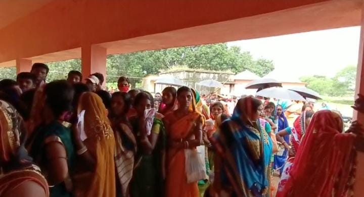 कोरोना वैक्सीन सेंटर पर ही कोरोना गाइडलाइन की उड़ रही धज्जियां,ना  सोशल डिस्टन्सिंग और ना ही मास्क