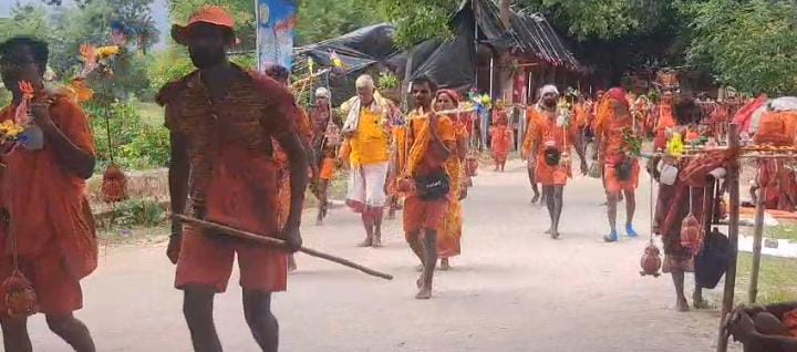 बोलबम के नारों से गूंज रहा है कांवरिया पथ,बच्चा,युवक औऱ वृद्ध बम की संख्या ज्यादा,कोई 2 साल से तो कोई 50 साल से कर रहा कांवर यात्रा