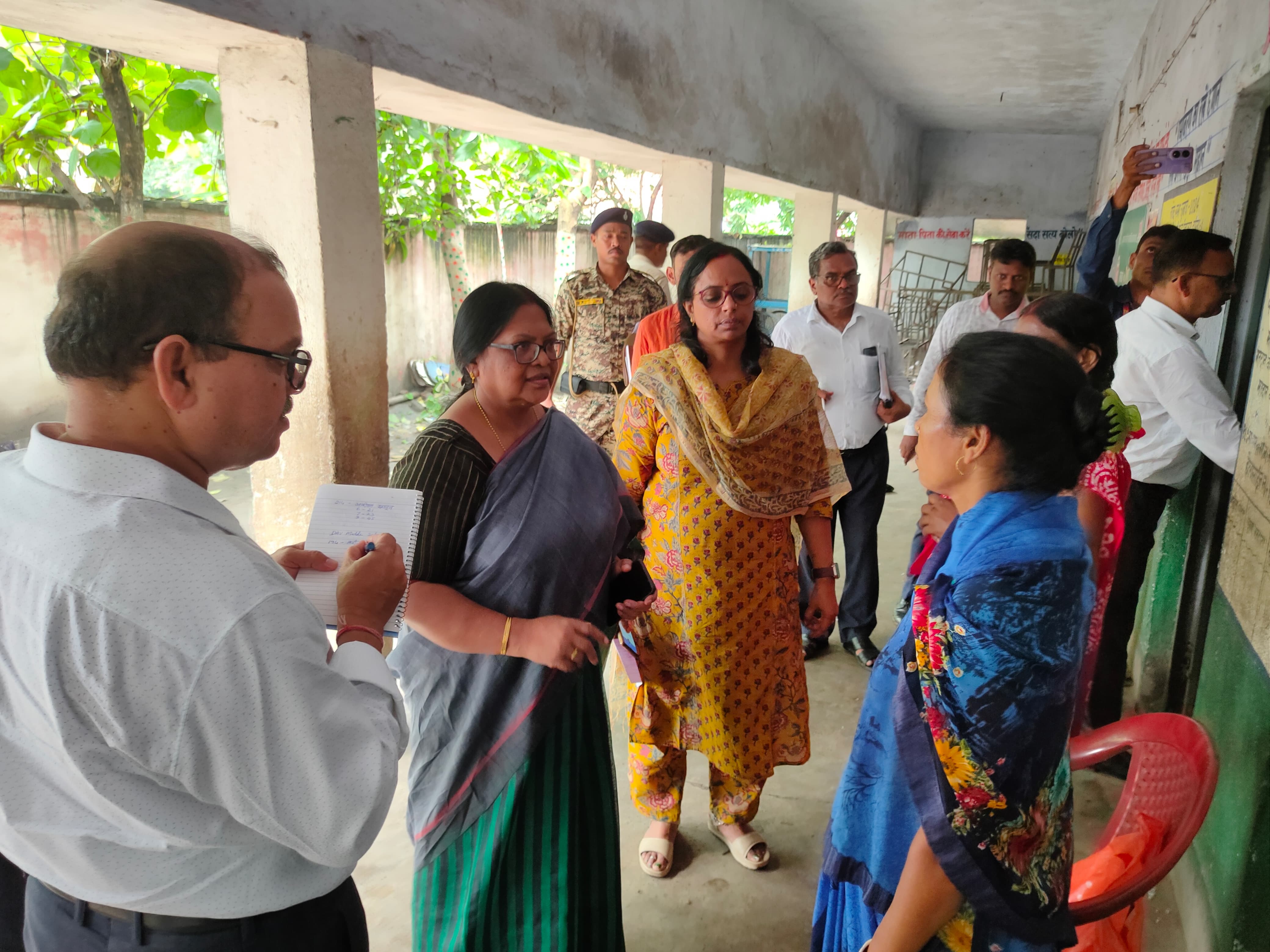 प्रमंडलीय आयुक्त पहुंची धनबाद, झरिया -धनबाद के बूथों का किया इंस्पेक्शन 