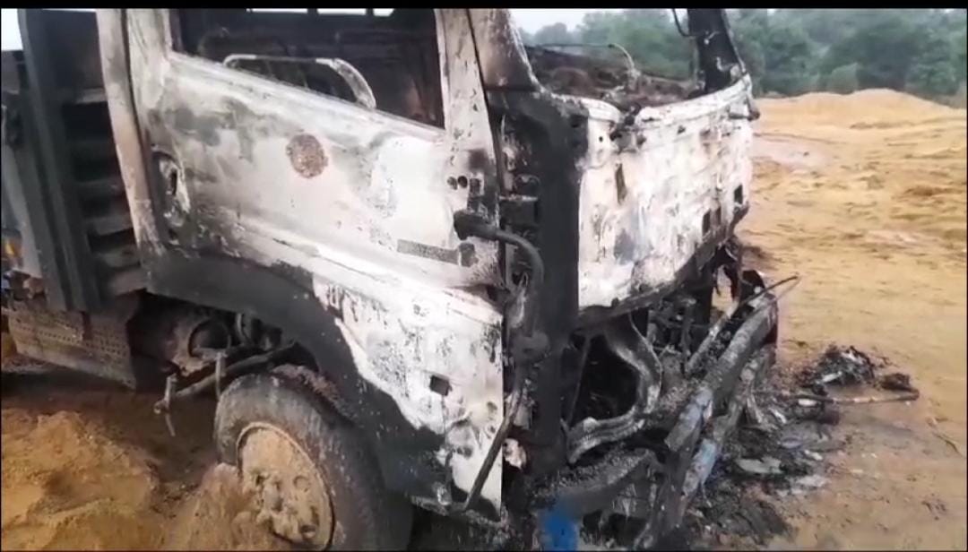 बालू के अवैध उठाव के लिए घाट पर लगे वाहनों को अपराधियों ने किया आग के हवाले, जानिए कहां का है मामला