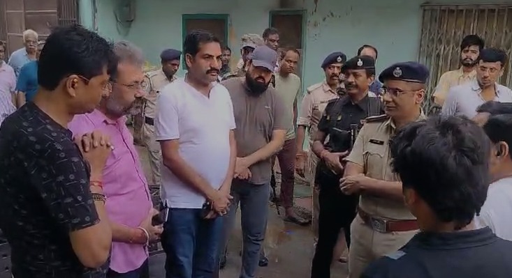 सड़क पर पड़ा था युवक का शव, पास जाकर देखा तो अपना ही बेटा निकला, मेडिकल संचालक के पिता ने बयां किया दर्द, व्यावसायियों में सनसनी