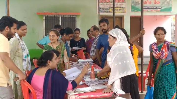 मंईयां सम्मान योजना को लेकर गुमला की महिलाओं में उत्साह, कैंप पहुंचकर महिलाएं कर रही हैं आवेदन