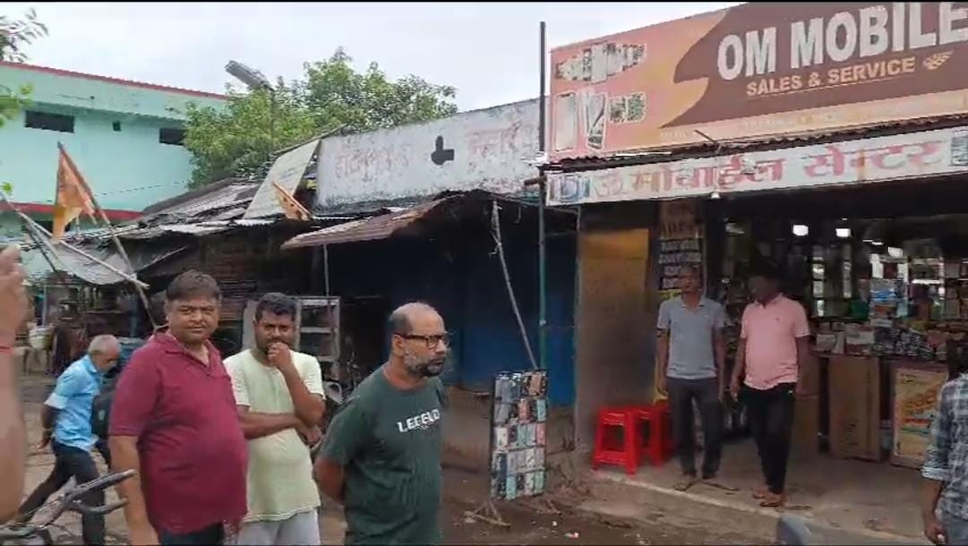 दुमका में चोरों ने मोबाइल सेन्टर को बनाया निशाना, नगद के साथ लाखों के सामान की चोरी, जांच में जुटी पुलिस 