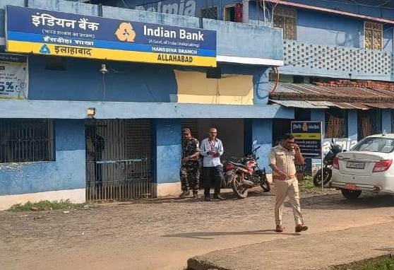 दुमका: हंसडीहा बैंक लूट मामला: अब तक पुलिस के हाथ खाली, बैंक की सुरक्षा पर उठ रहे सवाल