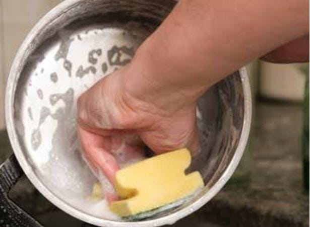 क्या आप भी एक ही स्क्रब या स्पॉज से महीने तक धोते हैं किचन के बर्तन ! अभी छोड़ दें ये आदत, जानिए क्यों