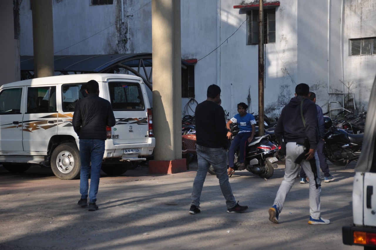 धनबाद में हथियार का शौक रखने वालों पर कसने लगा शिकंजा  