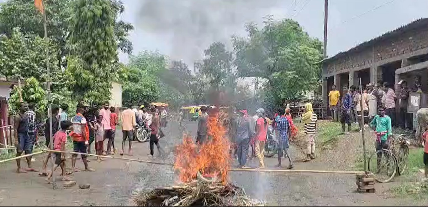 करोड़ों की सोने की मूर्ति चोरी,आक्रोशित ग्रामीणों ने किया सड़क जाम, जांच में जुटी पुलिस