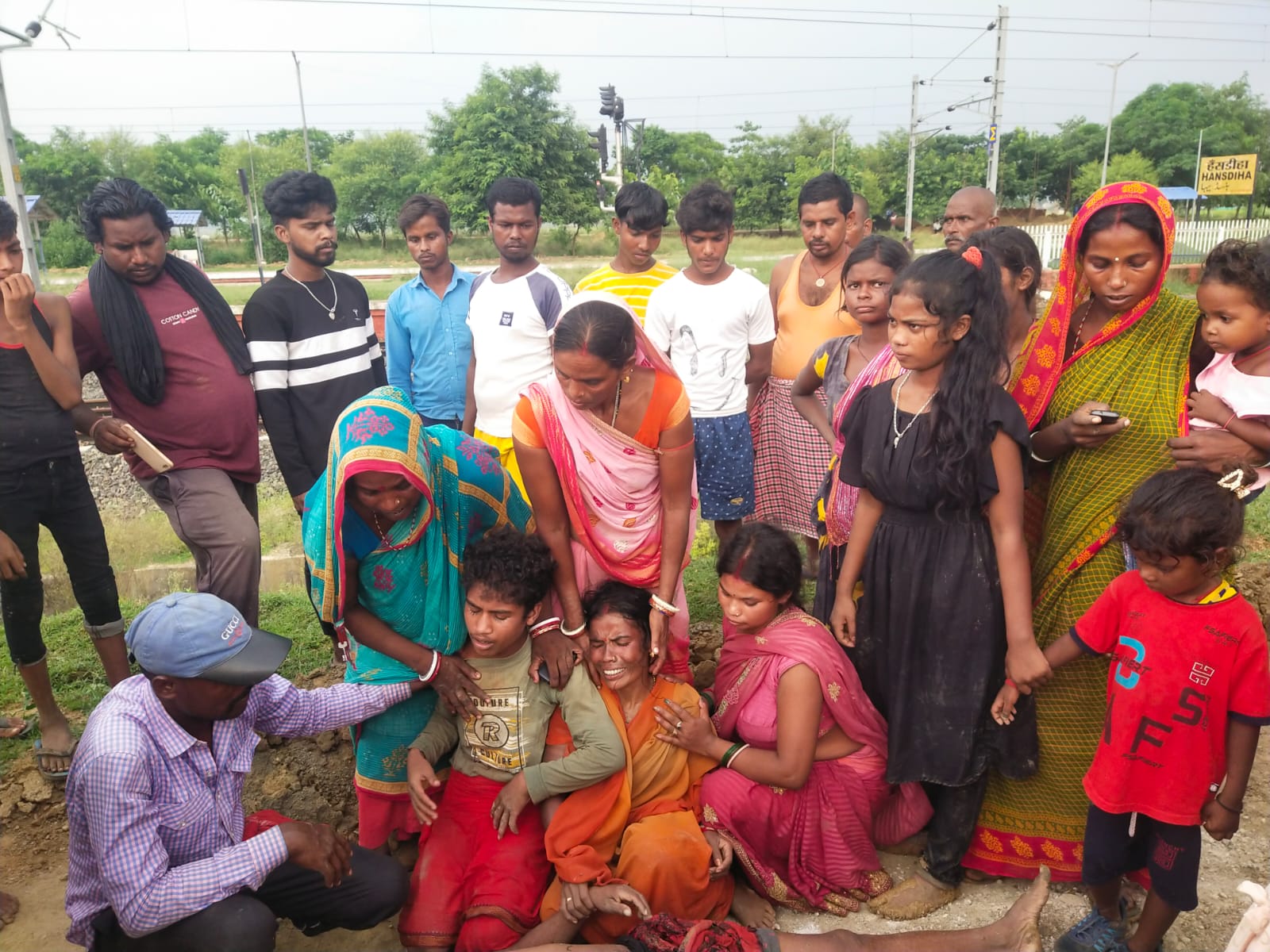 दुमका: बज्रपात की चपेट में आने से एक व्यक्ति की मौत, 5 महिला झुलसी