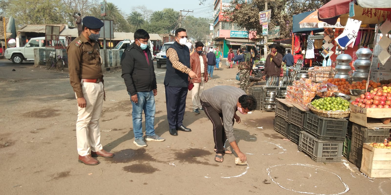 सड़क पर उतरे  बीडीओ, कहा, बरतिए दूरी, मास्क है जरूरी