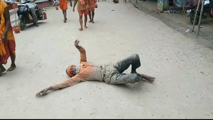 भोले भक्ति का अनूठा रंग! गुलेटनिया मारते 105 किलोमिटर की यात्रा तय कर रहे हैं बाबा के ये अनोखे बम, पढ़ें क्यों किया जाता है हठ योग