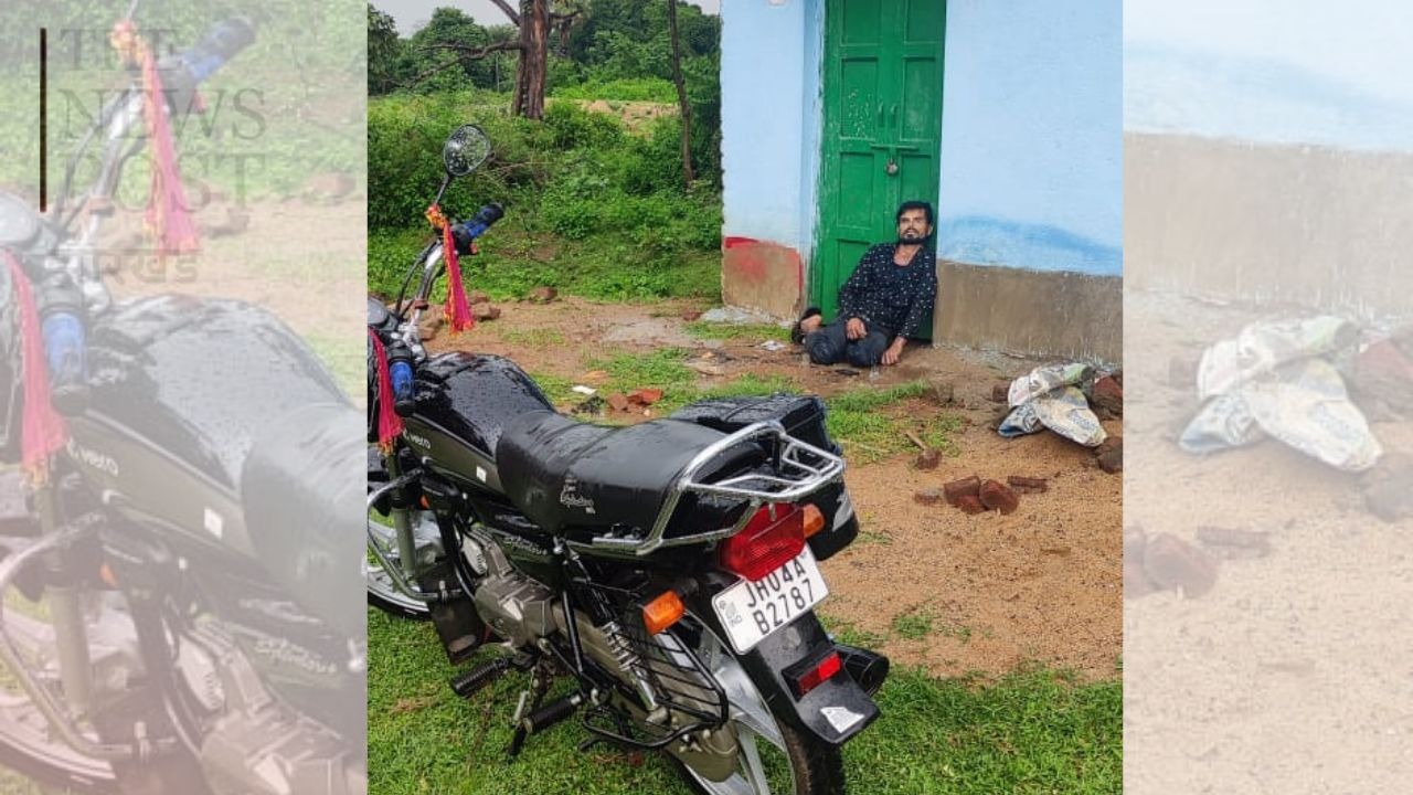 बंद घर के सामने खड़ा होकर मोबाइल चला रहा था युवक, अचानक चमकी बिजली और हो गई युवक की दर्दनाक मौत, देखिए वीडियो