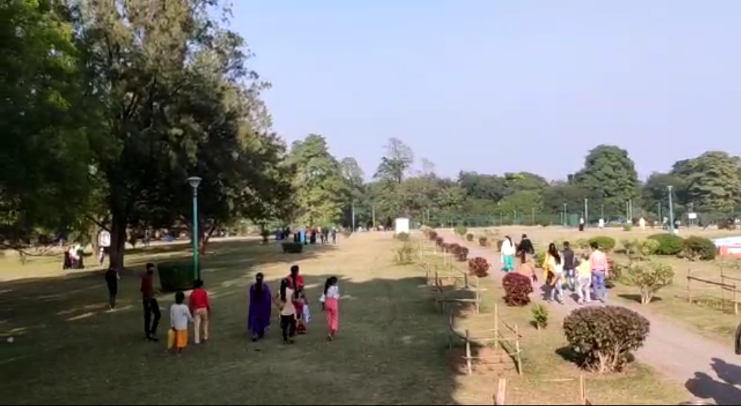 खुला है जुबली पार्क का मेन गेट, गाइडलाइन की धज्जियां उड़ा कर आ-जा रहे लोग