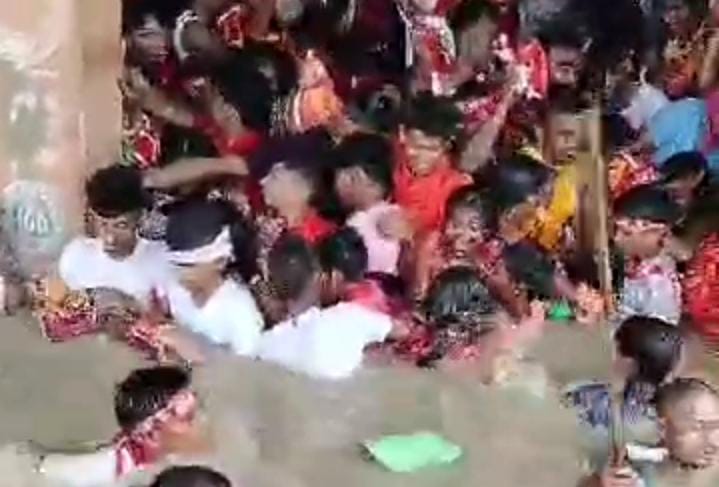 Bihar News:महज कुछ लोगों की लापरवाही से खतरे में पड़ी सैकड़ों लोगों की जान! गंगा घाट पर भगदड़ मचने से डूबने लगी 50 से ज्यादा महिलाएं और बच्चे