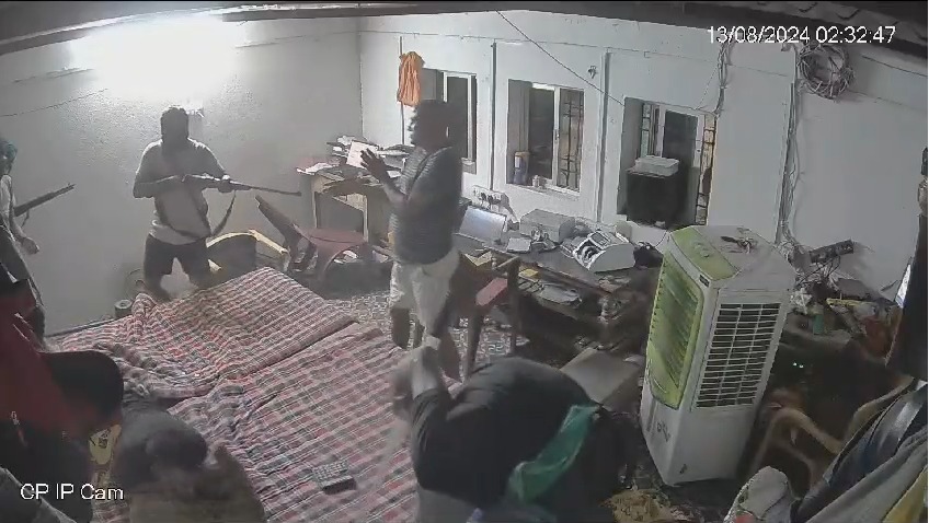 Bihar: भोजपुर के बालू घाट पर अपराधियों का तांडव, 2 कर्मियों को मारी गोली, पैसे लूटकर हुए फरार, देखिए वीडियो