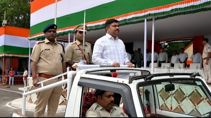 स्वतंत्रता दिवस पर दुमका के पुलिस लाइन मैदान में राजकीय समारोह का आयोजन, डीसी ने परेड के फाइनल रिहर्सल का किया निरीक्षण