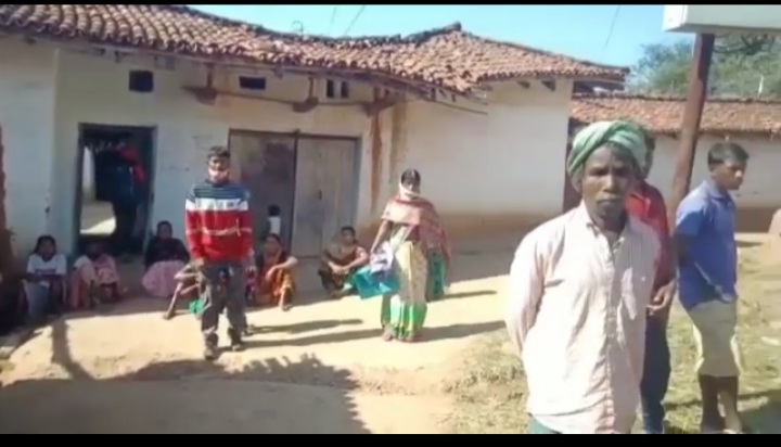 तीन दिन से मां से मोबाइल पर नहीं हो रही थी बात, गांव आकर बेटों ने दरवाजा तोड़ा तो मृत मिली वृद्धा