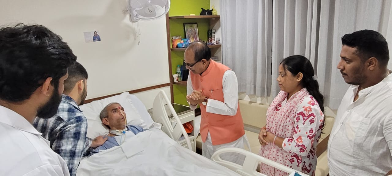 सिंदरी से भाजपा विधायक इंद्रजीत महतो से मिलने शिवराज सिंह चौहान पहुंचे हैदराबाद अस्पताल, लंबे समय से हैं बीमार
