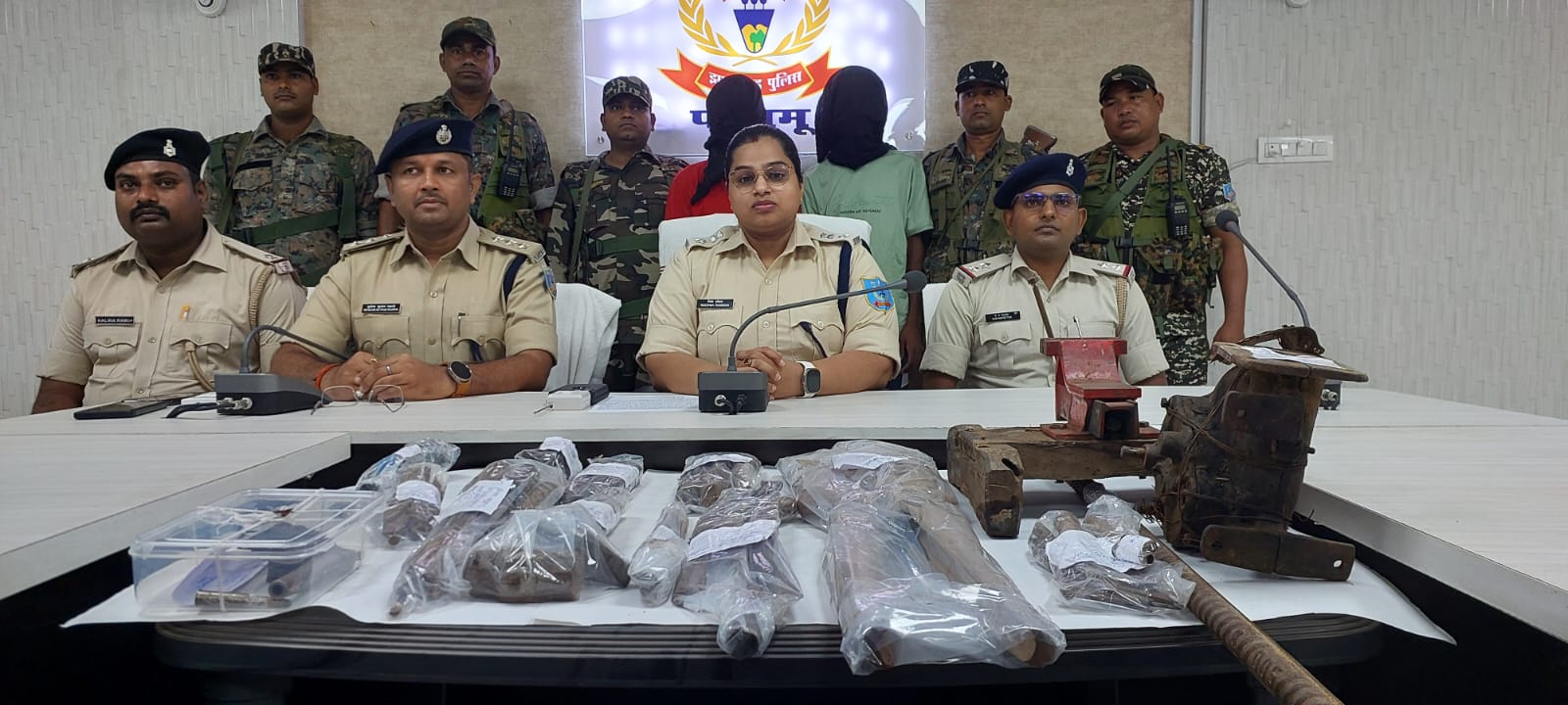 हुसैनाबाद पुलिस को मिली बड़ी सफलता, मिनी गन फैक्ट्री का हुआ खुलासा, माओवादी दस्ता के दो सक्रिय सदस्य गिरफ्तार