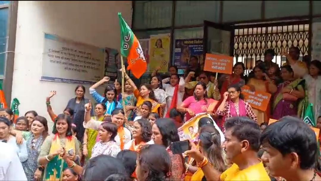 भाजपा महिला मोर्चा का हेमंत सरकार के खिलाफ प्रदर्शन, समाहरणालय परिसर में घुसी महिलाएं, जानिए पूरा मामला 