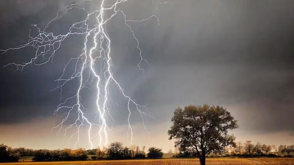 Big Breaking : हॉकी खेलने आए खिलाड़ियों पर हुआ वज्रपात, तीन खिलाड़ियों की मौक़े पर मौत, मची चीख पुकार, जानिए कैसे हुई ये घटना