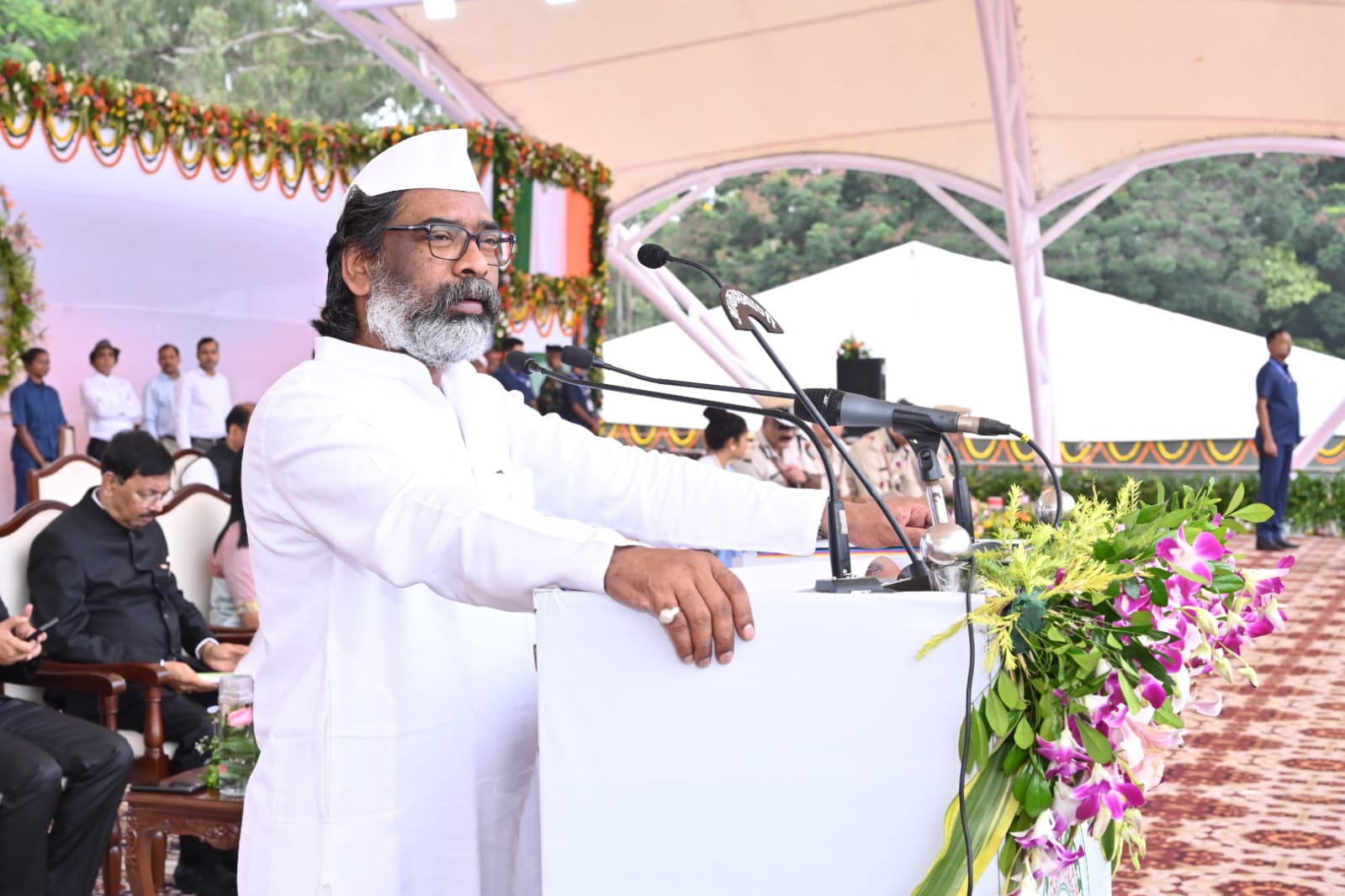 मुख्यमंत्री हेमंत सोरेन ने मोरहाबादी में किया झंडोत्तोलन, राज्यवासियों को दिया संदेश 