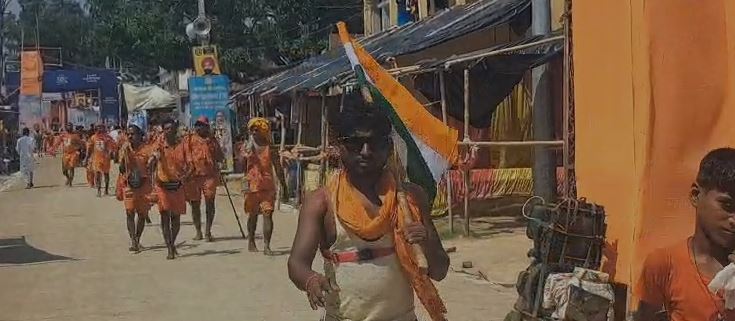 देवघर: कांवरिया पथ पर शिव शक्ति के साथ देशभक्ति का नज़ारा,बोलबम और भारत माता की जय से गूंज रहा वातावरण