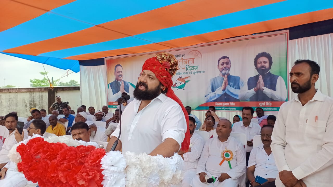 स्वतंत्रता दिवस पर सूर्या ने एनसीपी कार्यालय में किया ध्वजारोहण, सूर्या के साथ हजारों लोगों ने लिया संकलप, कहा- लड़ कर लेंगे जिला का अधिकार