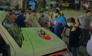 BIHAR NEWS: बीच चौराहे में पुलिस की गाड़ी पर मनचलों ने काटा केक, वायरल हुआ वीडियो