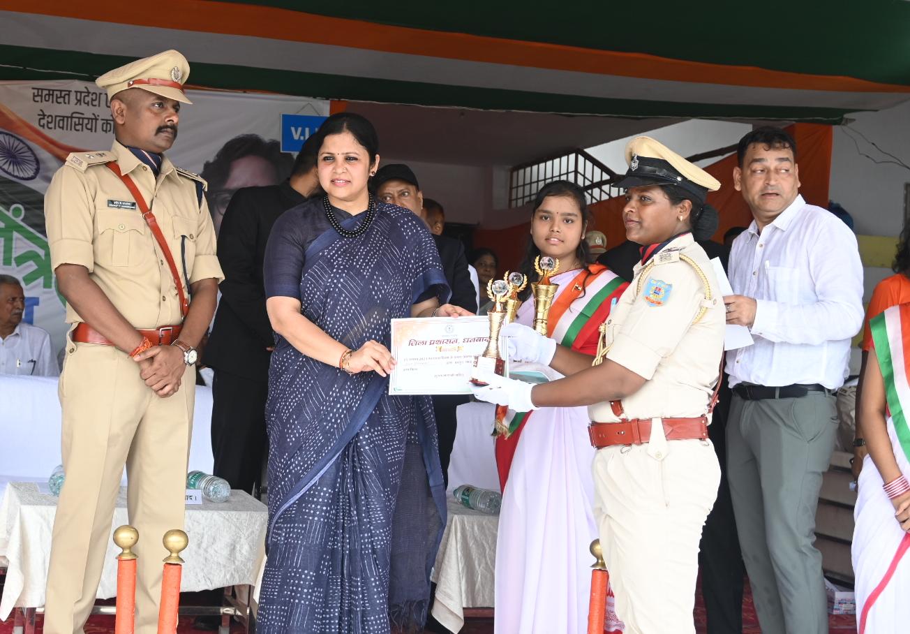 स्वतंत्रता दिवस समारोह :उत्कृष्ट कार्य करने वालों को मिला सम्मान ,परेड में एनसीसी ने झटका पुरस्कार 